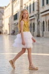 Abito Riva bianco e oro all'aperto – corpetto di paillettes e gonna in tulle a strati, vista laterale