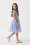 Abito Rina azzurro fiordaliso con fiocco sulla spallina e gonna in tulle – figura intera di lato