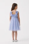 Abito Rina azzurro fiordaliso – retro con due fiocchi sulle spalline e cerniera nascosta, figura intera da dietro