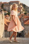 Abito Sia rosa per bambina – vista laterale sullo sfondo dei tetti del centro storico