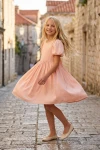 Abito Sia rosa per bambina – giravolta in una stradina acciottolata del centro storico