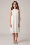 Abito Rozalia bianco plissé per bambina e ragazza con scollo all'americana e perline – figura intera, vista frontale