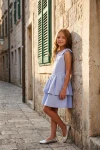Abito Harper azzurro cielo senza maniche – look all'aperto, figura intera