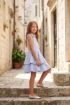 Abito Harper azzurro cielo con gonna a due strati – all'aperto, figura intera