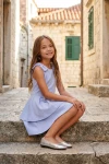 Abito Harper azzurro cielo – all'aperto, bambina seduta