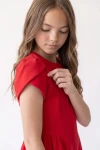 Abito Rumi rosso – primo piano della manica a tulipano e dello scollo rotondo