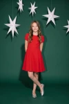 Abito Rumi rosso – sfondo verde con stelle bianche, figura intera