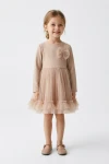 Abito Iga beige a maniche lunghe con fiocco di tulle – figura intera, vista frontale
