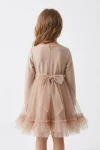 Abito Iga beige – vista posteriore con cerniera e fascia in tulle annodata in un grande fiocco