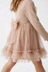 Abito Iga beige – grande fiocco in tulle sul retro e balza sull'orlo della gonna, vista laterale