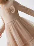 Abito Iga beige – primo piano del fiocco di tulle sul petto e della gonna arricciata in tulle