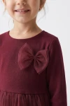 Abito Iga bordeaux – dettaglio del fiocco di tulle e dello scollo rotondo