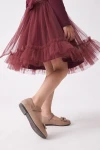 Abito Iga bordeaux – dettaglio della balza di tulle sull'orlo in movimento
