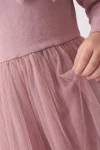 Abito Iga rosa antico – primo piano del corpetto liscio e del tulle arricciato della gonna