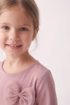 Abito Iga rosa antico – primo piano dello scollo rotondo e del fiocco di tulle sul petto