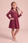 Abito Estera bordeaux per bambina con colletto bordato di pizzo e maniche lunghe – figura intera, vista frontale