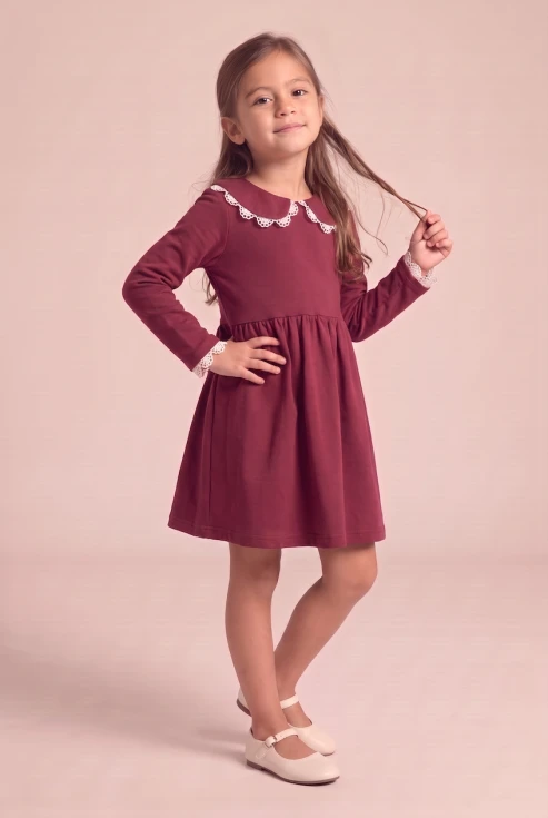 Abito Estera bordeaux per bambina con colletto bordato di pizzo e maniche lunghe – figura intera, vista frontale