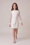 Abito Vivienne bianco per bambina con maniche in tulle e paillettes – figura intera in movimento, vista frontale