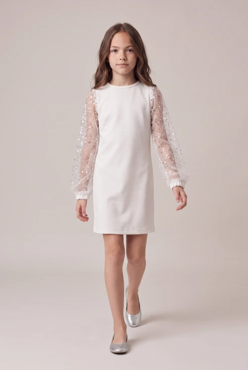 Abito Vivienne bianco per bambina con maniche in tulle e paillettes – figura intera in movimento, vista frontale