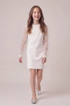 Abito Vivienne bianco a linea dritta sopra il ginocchio – bambina sorridente mentre cammina, vista frontale