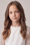 Abito Vivienne bianco – primo piano dello scollo rotondo e del tulle con paillettes sulle spalle
