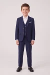 Completo Liam blu navy – giacca, gilet e pantaloni, posa frontale con le braccia lungo i fianchi