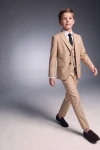 Completo Liam beige – giacca, gilet, pantaloni e cravatta nera indossati in movimento, vista frontale