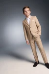 Completo Liam beige – giacca abbottonata e pantaloni, mano in tasca, ripresa di tre quarti