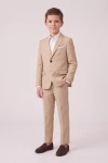 Completo Liam beige – giacca abbottonata e pantaloni, mano in tasca, figura intera frontale