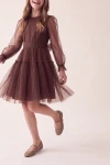 Abito Holly marrone cioccolato – gonna in tulle su due livelli e fascia drappeggiata in vita, in movimento