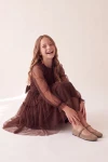 Abito Holly marrone cioccolato con gonna in tulle e fiocco in vita – ragazza seduta