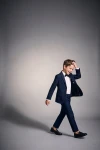 Completo Sam blu navy con papillon – bambino in movimento con la giacca aperta, figura intera