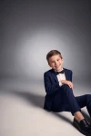 Completo Sam blu navy con papillon – bambino seduto sul pavimento, vista frontale
