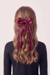 Fermaglio per capelli con fiocco bordeaux appuntato tra i capelli, code lunghe – vista da dietro