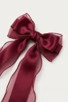 Fermaglio per capelli con fiocco bordeaux – primo piano del nodo centrale, del raso e dell'organza