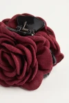 Pinza per capelli con rosa bordeaux in tessuto e pinza nera – primo piano