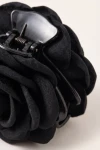 Pinza per capelli nera con rosa – primo piano della molla e della trama dei petali in tessuto