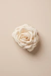 Pinza per capelli con rosa beige in tessuto vista dall'alto su fondo beige