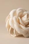 Pinza per capelli con rosa beige – primo piano dei petali in tessuto