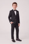 Completo Sam nero con giacca, pantaloni e papillon – figura intera, vista frontale
